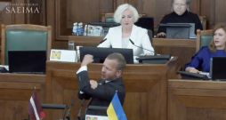 Aleksejs Rosļikovs Saeimā rāda nepieklājīgu žestu visiem latviešiem. 