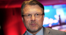 "Latvija pirmajā vietā!" Rīgas mēra amata kandidāts Ainārs Šlesers.