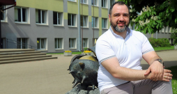 Diriģents Jānis Almanis-Palmbahs pie Rīgas Centra humanitārās vidusskolas pieminekļa kastaņiem: "Vislielākais paldies skolas vadībai par atbalstu koriem!"