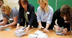 Tiek atvērta balsojumu urna pašvaldību vēlēšanās 75. vēlēšanu iecirknī Rīgas Valsts 1. ģimnāzijā.