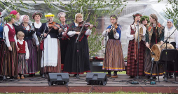 Ezermalā uzstājas folkloras kopas. Attēlā – publiku uz dančiem mudina "Skandinieki".