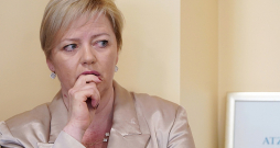 Saeimas valdošās koalīcijas frakcijas vienojušās par Centrālās vēlēšanu komisijas priekšsēdētājas Kristīnes Saulītes atsaukšanu no amata. "Es esmu principā balts zvirbulis starp visiem pārējiem. Es esmu ievilkta politikā, to es ļoti skaidri redzu. Es neesmu politiķis, es esmu vienkārši cilvēks, patriotisks, ar labāko gribu, labākajām domām iet un dot savu artavu valstij. Acīmredzot tas nav īsti vajadzīgs," vakar teica Kristīne Saulīte.