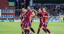 Antonijs Černomordijs (vidū) saņem komandas biedru apsveikumu par gūtajiem vārtiem spēlē pret Albāniju. Tie kapteinim ir otrie izlases rindās, pirmie bija 2020. gadā pret Andoru. Nākamā spēle kvalifikācijas ciklā septembrī mājās pret Serbiju viņam būs jāizlaiž divu nopelnīto brīdinājumu dēļ.
