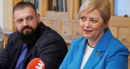 Valsts digitālās attīstības aģentūras direktors Jorens Liopa un Centrālās vēlēšanu komisijas priekšsēdētāja Kristīne Saulīte.