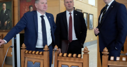 Partiju apvienības "Apvienotais saraksts" Rīgas mēra amata kandidāts Māris Sprindžuks un "Apvienotais saraksts" valdes līdzpriekšsēdētāji - Saeimas deputāts Edgars Tavars un Saeimas sekretārs Edvards Smiltēns partiju "Progresīvie", Nacionālā apvienība "Visu Latvijai!-Tēvzemei un Brīvībai/LNNK", "Jaunā vienotība" un "Apvienotais saraksts" pārstāvju tikšanās laikā Rīgas domē, kurā pārrunā koalīcijas izveidi.