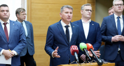 Nacionālās apvienības Rīgas mēra amata kandidāts Edvards Ratnieks (no kreisās), Rīgas domes deputāts Einārs Cilinskis, partiju apvienības "Apvienotais saraksts" Rīgas mēra amata kandidāts Māris Sprindžuks, partijas "Progresīvie" Rīgas mēra amata kandidāts Viesturs Kleinbergs un partijas "Jaunā vienotība" Rīgas mēra amata kandidāts, līdzšinējais Rīgas domes priekšsēdētājs Vilnis Ķirsis piedalās partiju "Progresīvie", Nacionālā apvienība "Visu Latvijai!-Tēvzemei un Brīvībai/LNNK", "Jaunā vienotība" un "Apvienotais saraksts" pārstāvju mediju brīfingā pēc tikšanās Rīgas domē, kurā pārrunā koalīcijas izveidi.