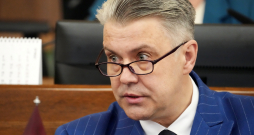 Tiesībsargs Juris Jansons sniedz ziņojumu Saeimas sēdē.
