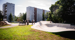 Skeitparks Vecmīlgrāvī. Daudzdzīvokļu nams. 
