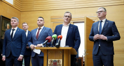 Rīgas koalīcijas veidotāji – līdzšinējais Rīgas domes priekšsēdētājs, "Jaunās Vienotības" pārstāvis Vilnis Ķirsis (no labās), jaunais mēra kandidāts Viesturs Kleinbergs ("Progresīvie"), Edvards Ratnieks (NA), kā arī valdes līdzpriekšsēdētājs, Saeimas sekretārs Edvards Smiltēns un Māris Sprindžuks (abi "Apvienotais saraksts").