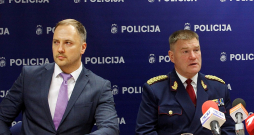 Tas, ka augsta ranga policists pieķerts kukuļņemšanā, sadusmoja toreizējo iekšlietu ministru Sandis Ģirģenu (no kreisās), un viņš pauda uzskatu, ka Valsts policijas priekšniekam Intam Ķuzim būtu jāuzņemas par to atbildība. Attēlā – abas amatpersonas preses konferencē 2019. gada 9. oktobrī.