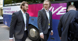 Draugi un komandas biedri Uvis Balinskis (no kreisās) un Rodrigo Ābols ir starp tiem sešiem Latvijas NHL spēlētājiem, kuri jau ir iekļauti olimpiskās komandas sastāvā. Milānā abiem būs otrās olimpiskās spēles karjerā.