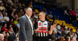 Gints Fogels (no kreisās) ar vienu no Latvijas labākajiem basketbola tiesnešiem Mārtiņu Kozlovski.