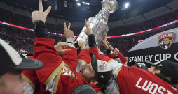 Hokeja prestižākā trofeja – Stenlija kauss – otro gadu pēc kārtas tika pacelts virs Floridas "Panthers" spēlētāju galvām.