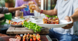 Aknu veselībai par labu nāk Vidusjūras diēta, nevis alus un grilēta cūkgaļa.