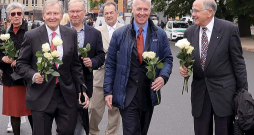 Kristaps Zariņš (no kreisās), Aleksandrs Kalniņš un Bertrams Zariņš Latviešu ārstu kongresa norises dienās pie Brīvības pieminekļa Rīgā nolika ziedus.