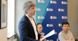 Latvijas Universitātes Filozofijas un socioloģijas institūta vadošais pētnieks Mārtiņš Kaprāns: "Jāpatur prātā, ka krievvalodīgie ir pakļauti dubultai sociālajai kontrolei."