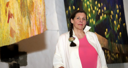 Iveta Vecenāne: "Savos darbos cenšos pievērst uzmanību mazajam, ikdienišķajam, it kā nesvarīgajam, bet arī tas ir kosmosa sastāvdaļa." Fonā – darbs "Naktssveces".