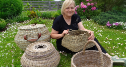 Eva Vīgerte ar saviem darbiem.