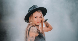 Laura Kampāne: "Es apzinos, ka manu sarakstīto dzeju nevar ierakstīt apsveikuma kartītē, bet tā arī ir mana unikālā iezīme, ka mans rakstītais nav domāts ikvienam lasītājam."