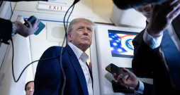 Tramps pa ceļam uz Hāgu prezidenta lidmašīnā "Air Force One" atbild uz žurnālistu jautājumiem. 2025. gada 24. jūnijs.