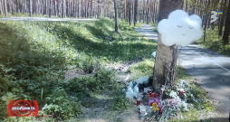 Par traģēdiju Ventspilī Bangu ielā pērn liecināja avārijas vietā noliktie ziedi un sveces, kas tika veltīti bojāgājušajai skolniecei Laurai. 