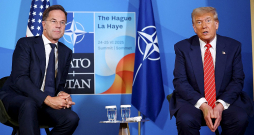 ASV prezidents Donalds Tramps (no labās) un NATO ģenerālsekretārs Marks Rite trešdien NATO samitā Hāgā.