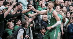 Kristaps Porziņģis iemīlēja Bostonu un Bostona iemīlēja Kristapu. Lai gan veselība piekliboja, divi gadi šajā organizācijā viņam bija labi, dodot ieguldījumu tam, ka "Celtics" pēc 16 gadu pārtraukuma kļuva par čempioni, līgas titulētāko klubu sarakstā ar 18 kausiem izvirzoties vienvadībā un par vienu apsteidzot Losandželosas "Lakers".