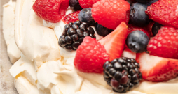Pavlovas kūka ar vasaras ogām.