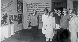 Hitlers Deģeneratīvās mākslas izstādē Minhenē. No Hitlera pa labi – profesors Cīglers un Heinrihs Hofmans, pa kreisi Haušs, Gebelss u. c. 1937. gada 19. jūlijs.