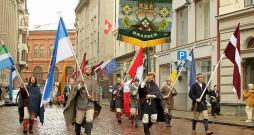 Simtiem festivāla "Baltica" dalībnieku piedalījās gājienā, kas vijās caur visu Vecrīgu. Šoreiz gājiens nebija izkārtots pa novadiem, kā parasti, bet jauktā "valodas pīnē".