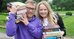 "Par "luta.lv" nekad neesam domājuši kā par biznesa, bet gan kā par sociālo projektu. Šī platforma nekad nenesīs nozīmīgu peļņu. Mēs sagaidām, ka tā būs dzīvotspējīga un mums nevajadzēs piemaksāt par tās uzturēšanu no savas kabatas," teic lietoto grāmatu tirdzniecības platformas "luta.lv" veidotāji Laura Brīvība-Dzenuška un Edgars Dzenuška.