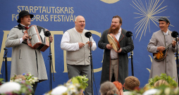 Festivāla "Baltica" atklāšanas koncertā "Diždažādi" uz skatuves vīru kopa "Rūžupes veiri", kas tapa pirms sešiem gadiem pēc Rožupes kultūras nama ierosmes. Kopā sanākušie vīri ir no Līvāniem, Rožupes un Sutriem.