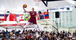 Kristaps Dārgais arī 34 gadu vecumā lido virs groza stīpas.