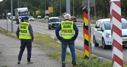 Pašorganizēta civilā patruļa uz Polijas un Vācijas robežas Lubješinā, Polijā, 2025. gada 27. jūnijā. Apmēram 300 iedzīvotāju pulcējās "Polijas robežu aizsardzības" akcijā, lai novērstu nelegālu robežas šķērsošanu no Vācijas uz Poliju.