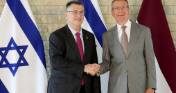 Valsts prezidents Edgars Rinkēvičs (no labās) un Izraēlas ārlietu ministrs Gideons Sārs tikšanās laikā Jūrmalas rezidencē.