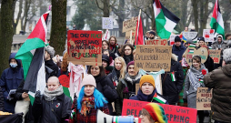 Palestīnas atbalstītāju gājiens Rīgas ielās, kurā piedalās arī "Latvijas PEN" vadītāja Katrīna Rudzīte.