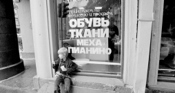 Skatloga uzraksta tulkojums no krievu valodas: “Pieņemam komisijā un pārdodam apavus, audumus, kažokādas, klavieres.” Rīga, 80. gadi.