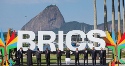 BRICS valstu pārstāvji Brazīlijas lielpilsētā Riodežaneiro samita pirmajā dienā.