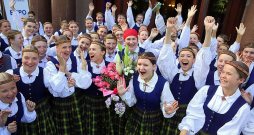 Ikšķiles vidusskolas 5.–12. klašu koris ar diriģenti Mairu Līdumu labprāt arī koru konkursa finālā uz skatuves suminātu izraudzītās izvēles dziesmas "Lietus puķe" autoru Leonu Amoliņu. Arī kora prezidentei Elīnai Kārkliņai vislabāk patikusi tieši "Lietus puķe".