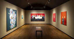 Centrā: Kaspars Zariņš. "Sapulce. Spriedze". Audekls, eļļa. 150 x 270 cm, 2024. No kreisās: "Puķu daba. Orhidejas". Audekls, eļļa. 190 x 190 cm, 2025. No labās: "Jums tur, lūdzu". Audekls, eļļa. 120 x 110 cm, 2023.