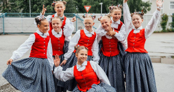 Sestdiena, 5. jūlijs, pirmā Skolu jaunatnes dziesmu un deju svētku diena, aizritēja skatuviskās dejas uzveduma "Viedvasara" zīmē. Skats no ģenerālmēģinājuma.