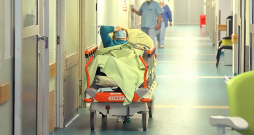 Stradiņa slimnīcas Neatliekamās medicīnas centra (NMC) darba vides problēmas vairs nav nekāds noslēpums un ir izskanējušas ārpus slimnīcas sliekšņa, tāpēc sertificēti ārsti un ārstu palīgi tur neraujas strādāt.