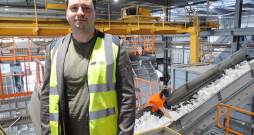 SIA "Nordic Plast" direktors Andris Trumars: "Piecdesmit procentus no nepieciešamā izejvielu daudzuma nodrošina Latvija un Lietuva, bet otri piecdesmit procenti tiek iepirkti citās Eiropas valstīs. Tālākā robeža, no kuras ir ekonomiski racionāli vest pārstrādei paredzētos maisiņus, ir Francija un Spānija, Pireneju kalni, kā arī Dienviditālija."