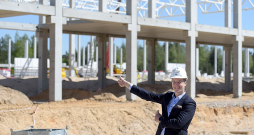 "Sirin Development" izpilddirektors Laurins Kuzavs pie viena no uzņēmuma loģistikas parku jaunbūves 2019. gadā. Pašlaik uzņēmums jau ir uzbūvējis un pārvalda divus loģistikas parkus Rumbulā un Mārupē, bet pie tā apstāties negrasās.