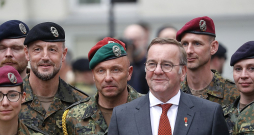 Vācijas aizsardzības ministrs Boriss Pistoriuss Vācijas brigādes inaugurācijas pasākumā Viļņā šā gada 22. maijā. Ministrs ir atzinis, ka Vācijai līdz šim nav izdevies nodrošināt pietiekamu karavīru skaitu saviem bruņotajiem spēkiem.