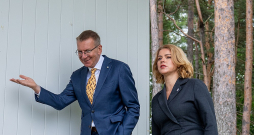 "Raujot ārā no konteksta kādus neizdiskutētus lēmumus, tas tikai tracina sabiedrību un nav nevienam par labu," pēc tikšanās ar valdības vadītāju Eviku Siliņu norādīja Valsts prezidents Edgars Rinkēvičs.