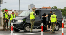 Polijas robežsargi Slubicē, valsts rietumos uz robežas ar Vāciju, pārbauda transportlīdzekli.