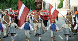 Pēc desmit gadu pārtraukuma Rīga atkal ir sagaidījusi Skolēnu dziesmu un deju svētku dalībnieku gājienu. Attēls no 2015. gada.