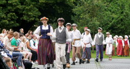 XIII Latvijas Skolu jaunatnes dziesmu un deju svētku folkloras kopu programma "Dindaru Dandaru - Re, kā varu" Vērmanes dārzā.