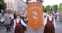 Skolu jaunatnes dziesmu un deju svētku gājiens.